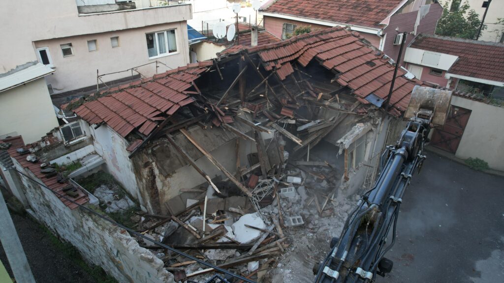 Yıldırım Metruk Binaları Yıkıyor