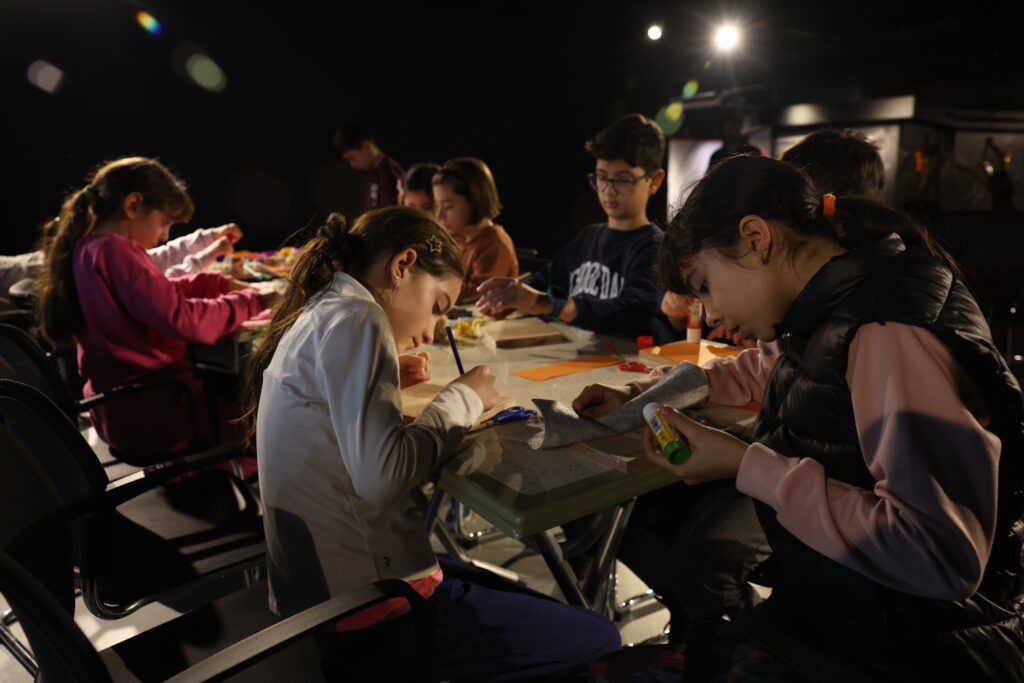 Minik Eller Lir Tasarladı