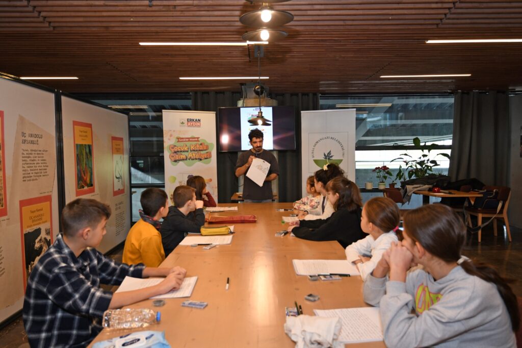 Minik Eller Kitap Çiziyor