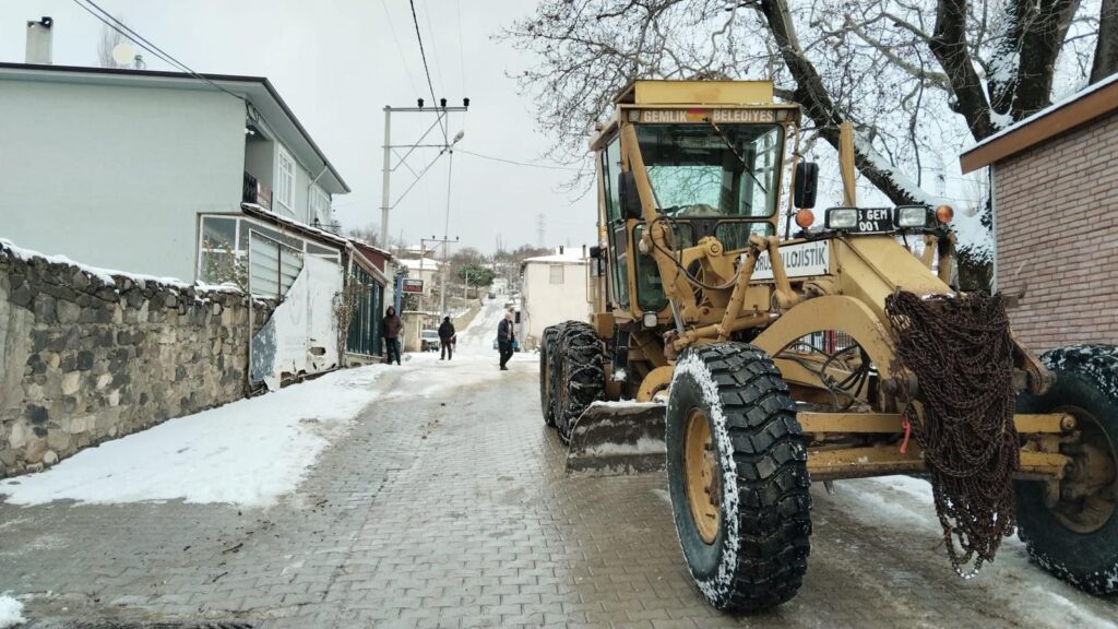 Gemlik’te Kar Nöbeti Sürüyor