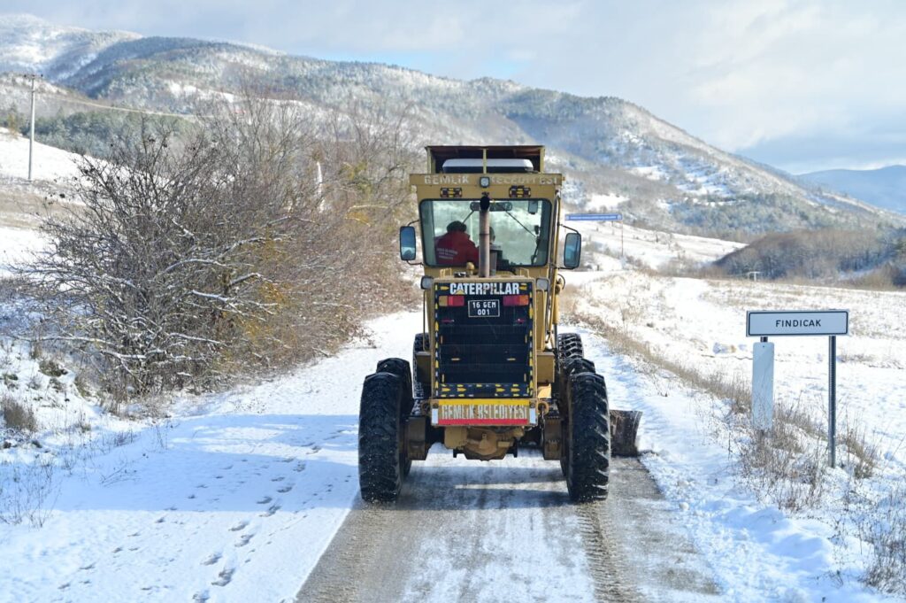 Ekipler Kar Engelini Aşıyor