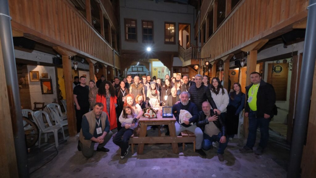 Yediden Yetmişe Tiyatro Coşkusu