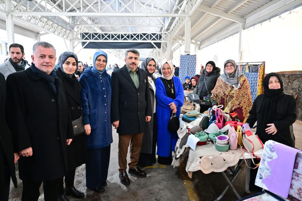 Hanımeli Çarşısı Kapılarını Açtı