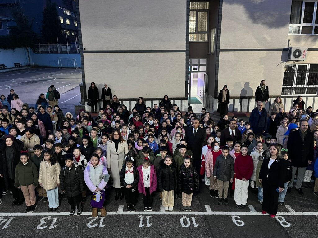 Bursa’da Deprem Şehitleri İlk Ders Öncesi Saygı Duruşuyla Anıldı