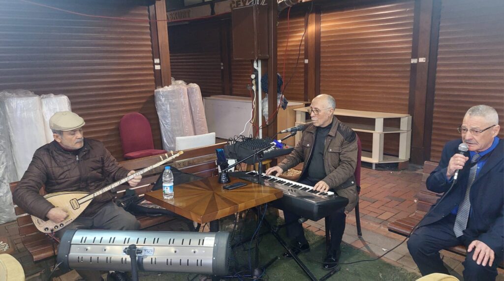 Bir çay ile müzik ikramı