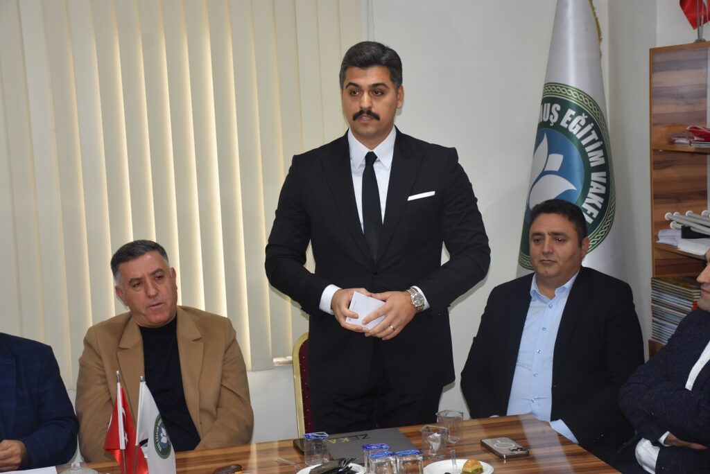 Hizmet Bayrağı Ahmet Akın’da