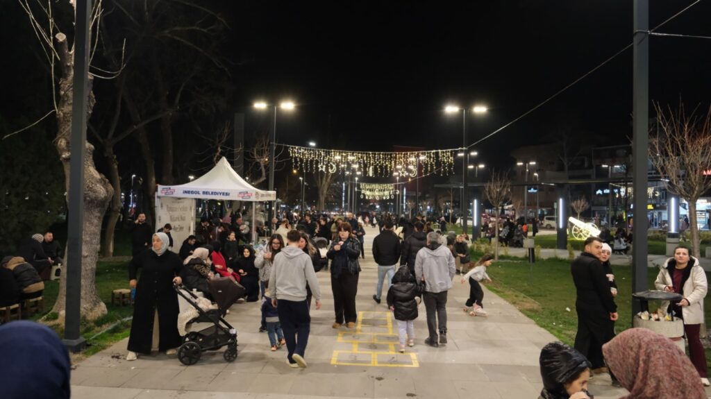 İnegöl Sokakları Ramazan Kokuyor