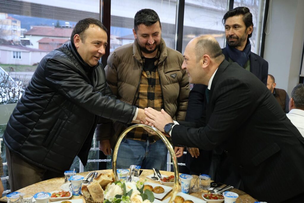 Başkan Yıldız, Geyve’nin Mahalle Muhtarlarıyla İftarda Buluştu