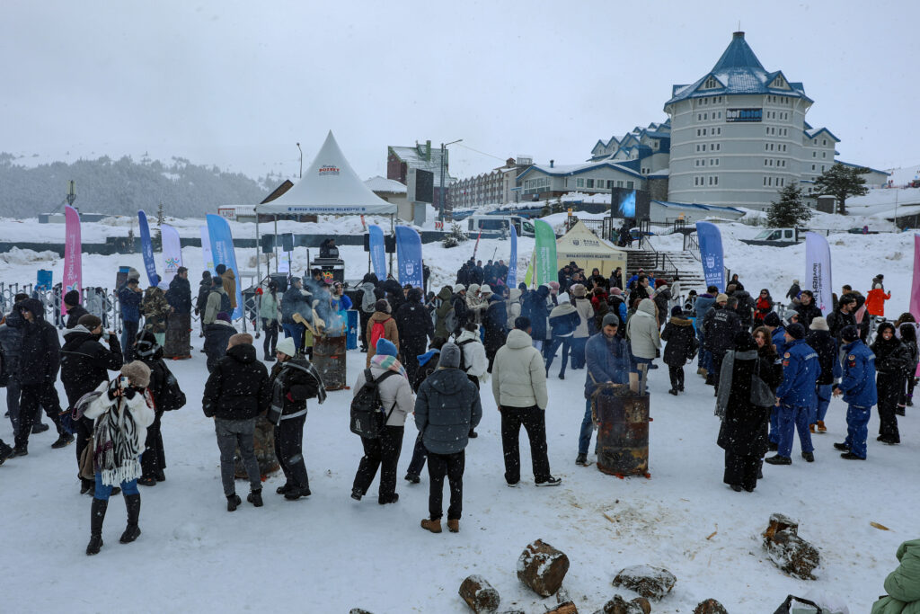 Gençler Beyaz Örtüde Buluştu