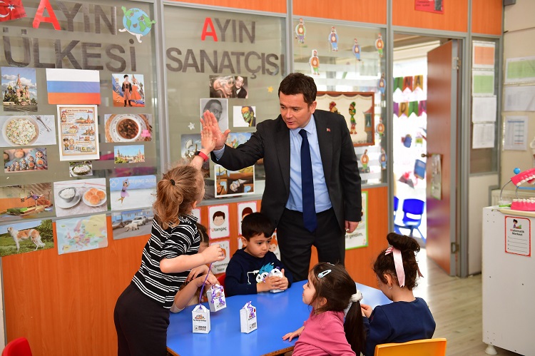 Erkan Aydın’dan çocuklara bayram ziyareti