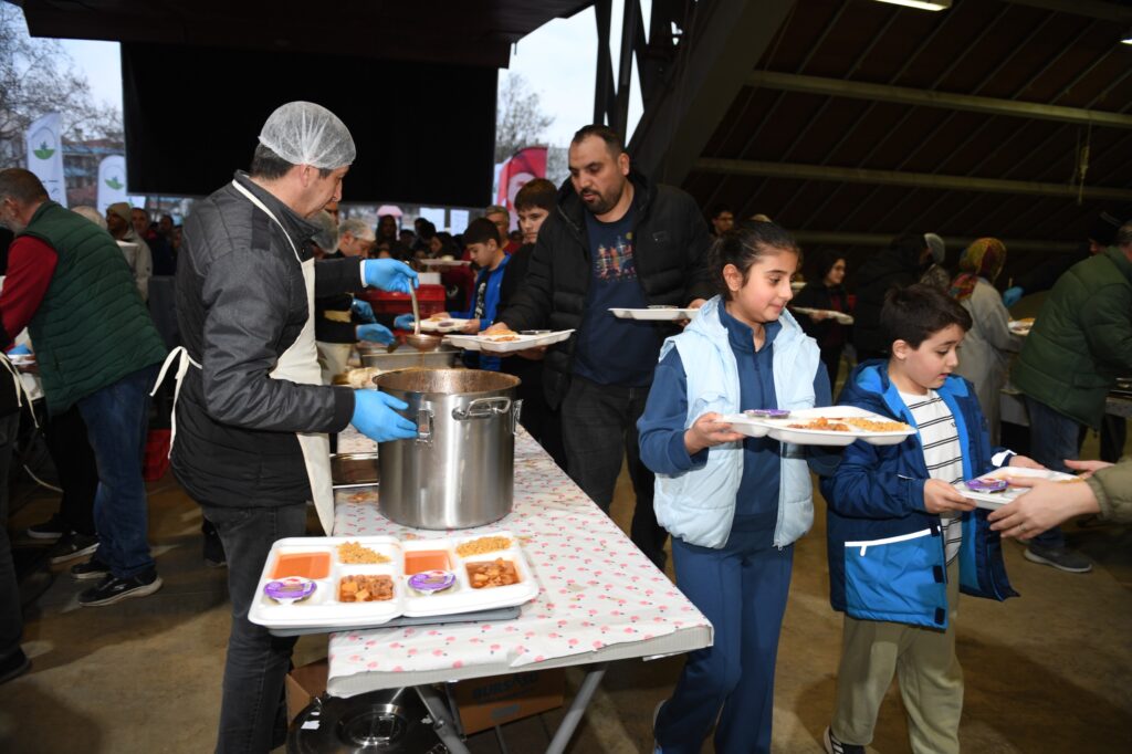 Osmangazi’de 1050 Konutlar Mahallesi’nde Birlik Sofrası Kuruldu