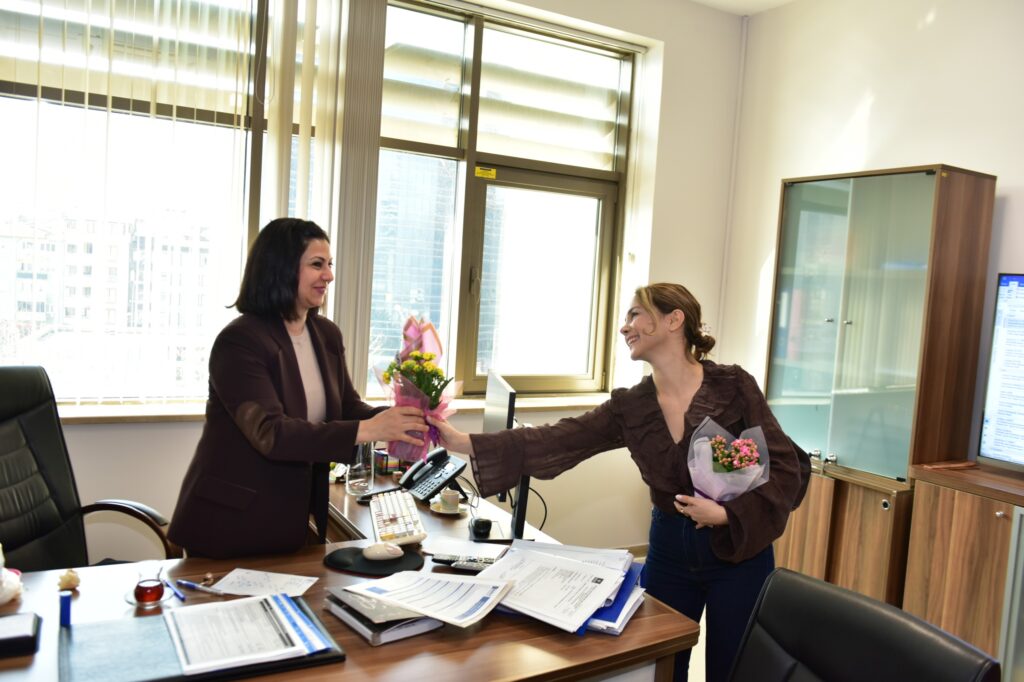 Kadın Çalışanlara Çiçekli Kutlama