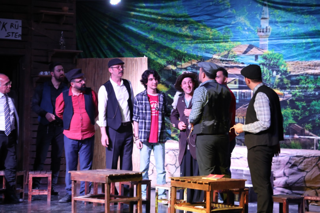 Komşu Köyün Delisi sahnede