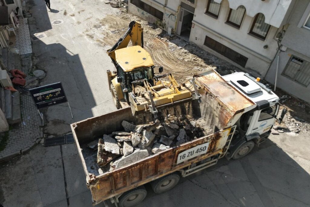 Gemlik’te Kaldırımlar Yeni Yüzüne Kavuşuyor