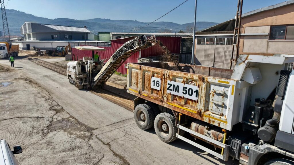 Gemlik’te Yol ve Yürüyüş Yolları Yenileniyor: Asfalt ve Beton Taş Parke Çalışmaları Sürüyor