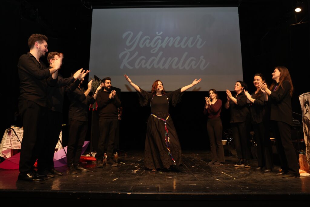 Kadınlar Yağmur Altında Buluştu