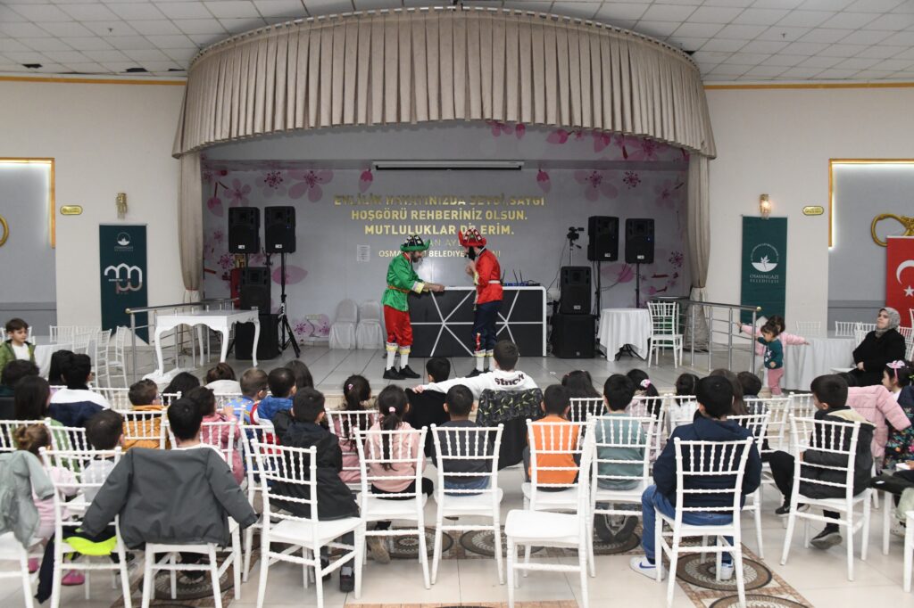 Geleneksel Eğlence Modern Sahnede