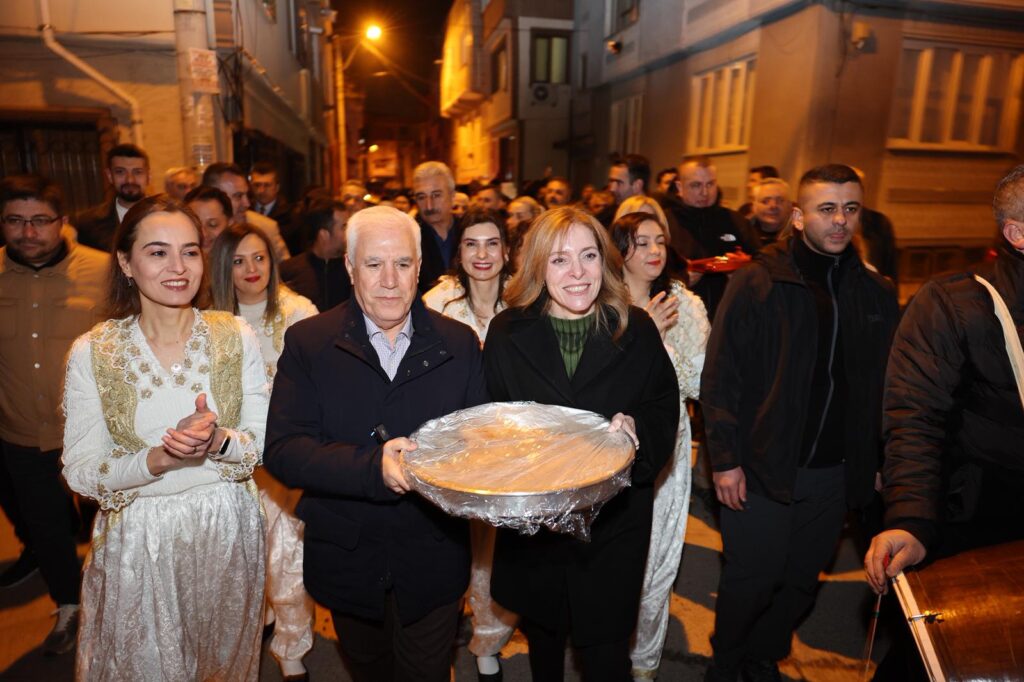 Sokak Sokak Börek Topladılar