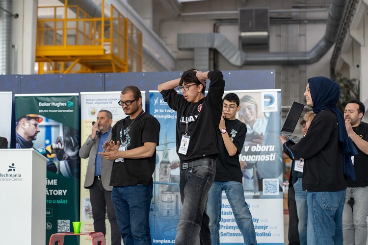 Bursalı öğrencilerden Çekya’da robotik başarı