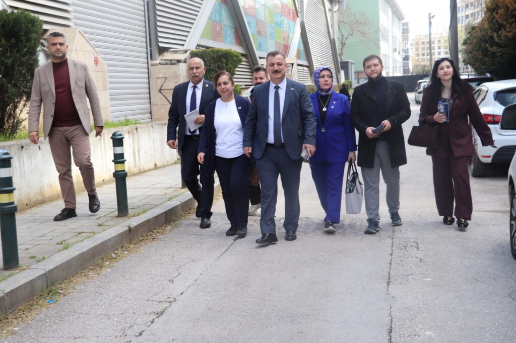 Anahtar Parti sokaklara indi