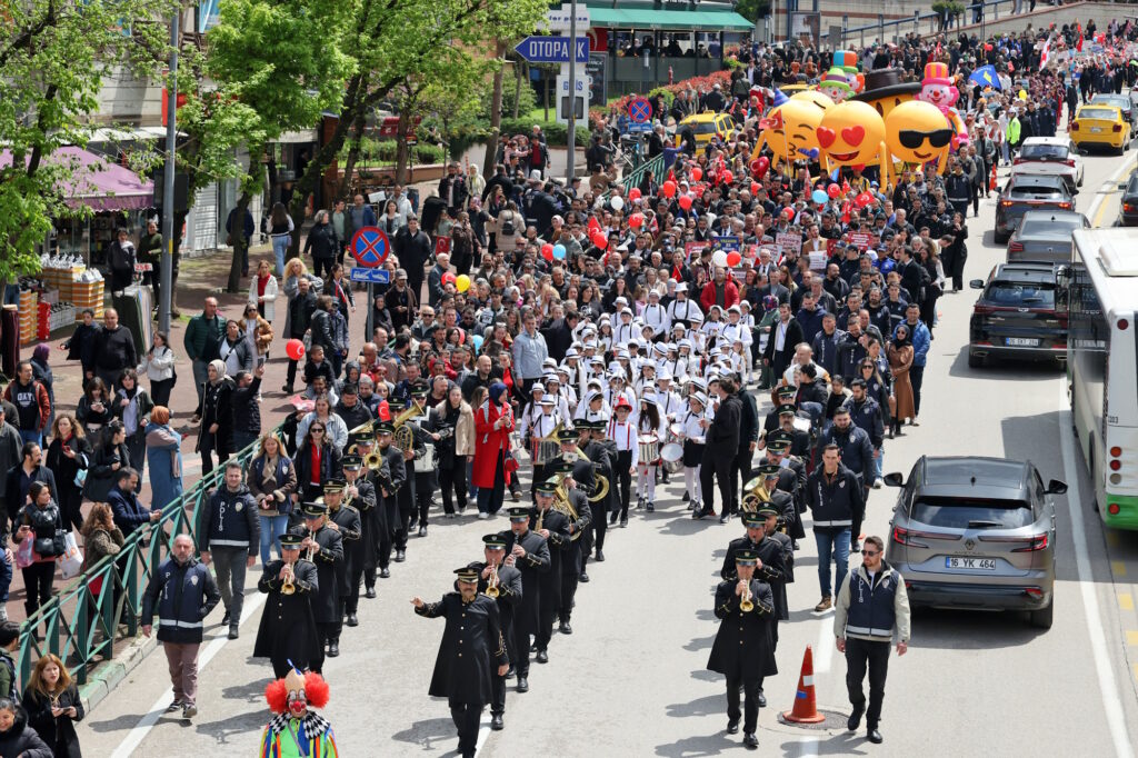 Bursa sokaklarında bayram korteji