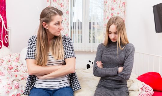 Aile içinde Gizli İttifak : “Aman Baban Duymasın “