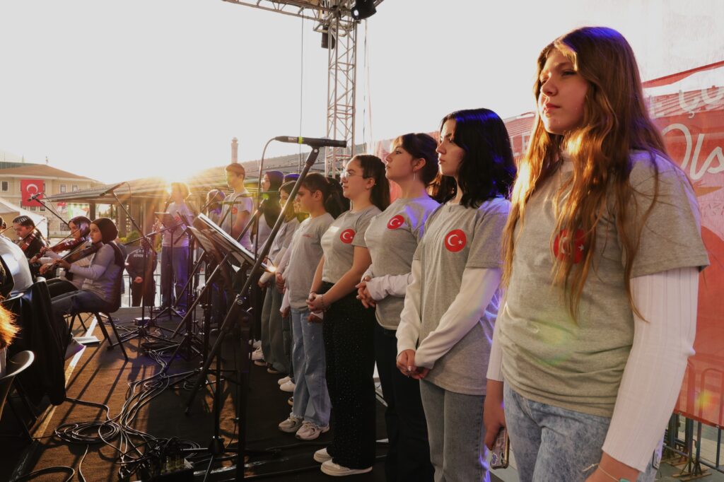 Cahit Berkay gençlerle aynı sahnede 23 Nisan coşkusu yaşattı