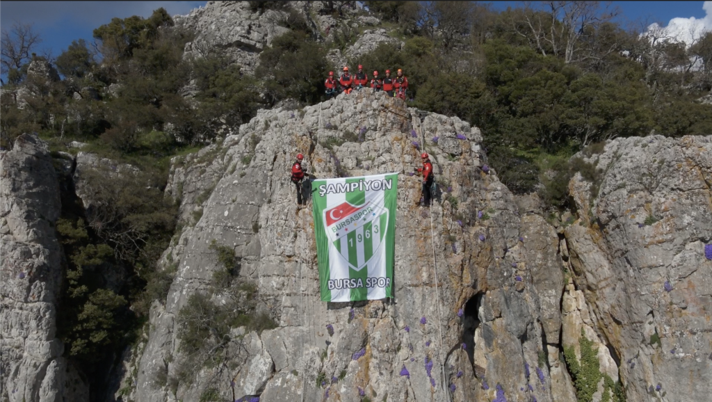 Zirvede yeşil beyaz coşku