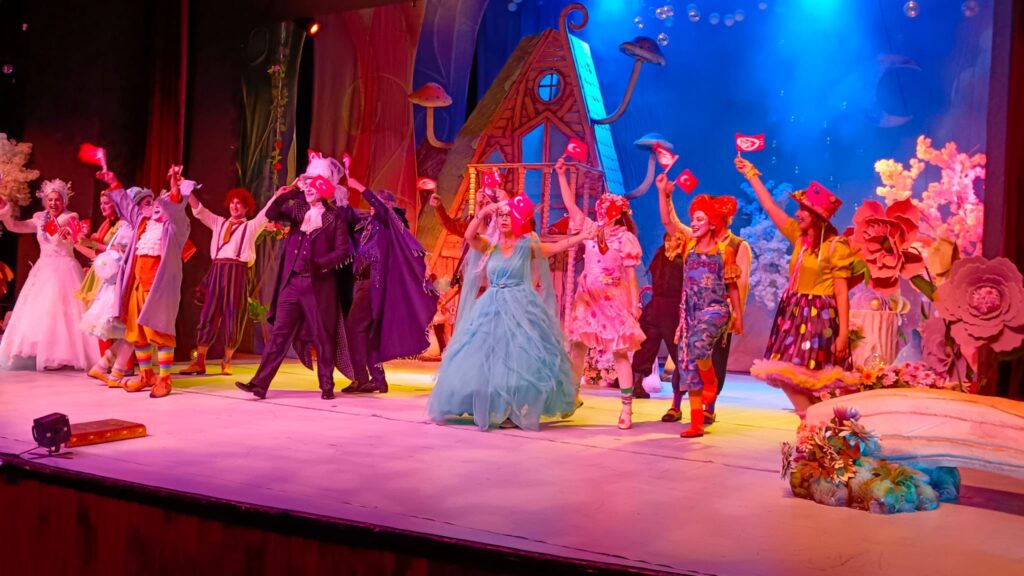 Minik severlere tiyatro armağanı