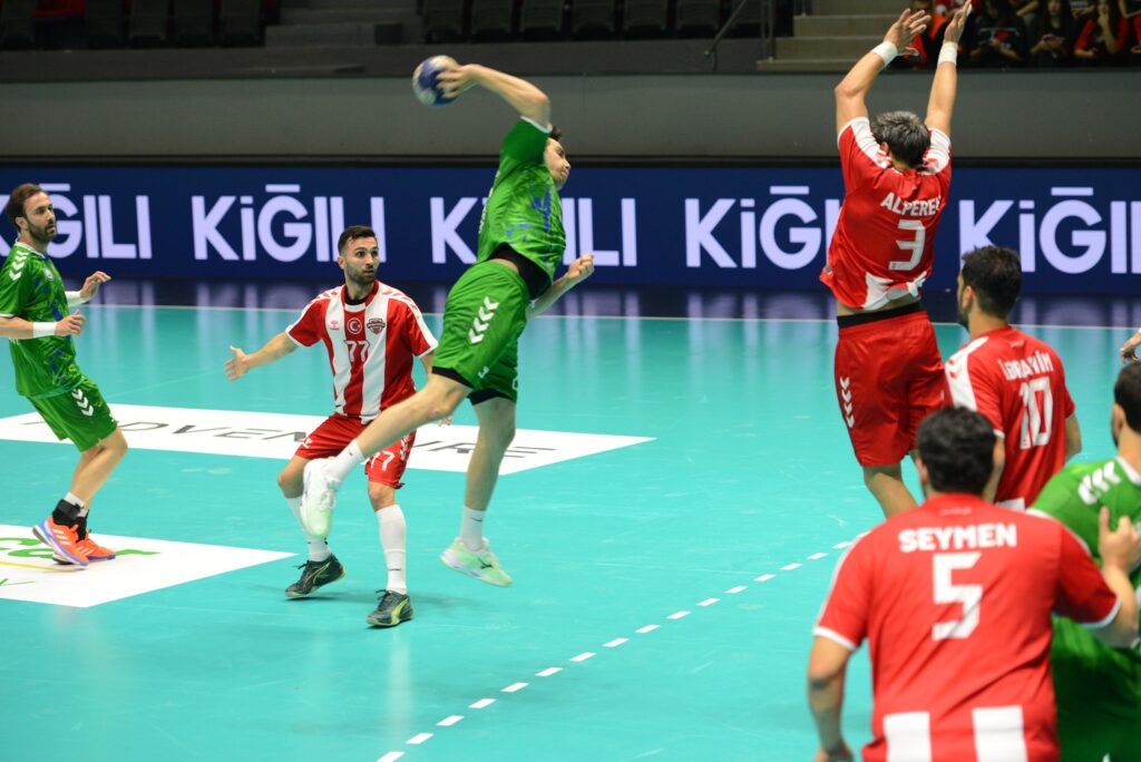 Mavi yeşilliler zirveye yürüyor