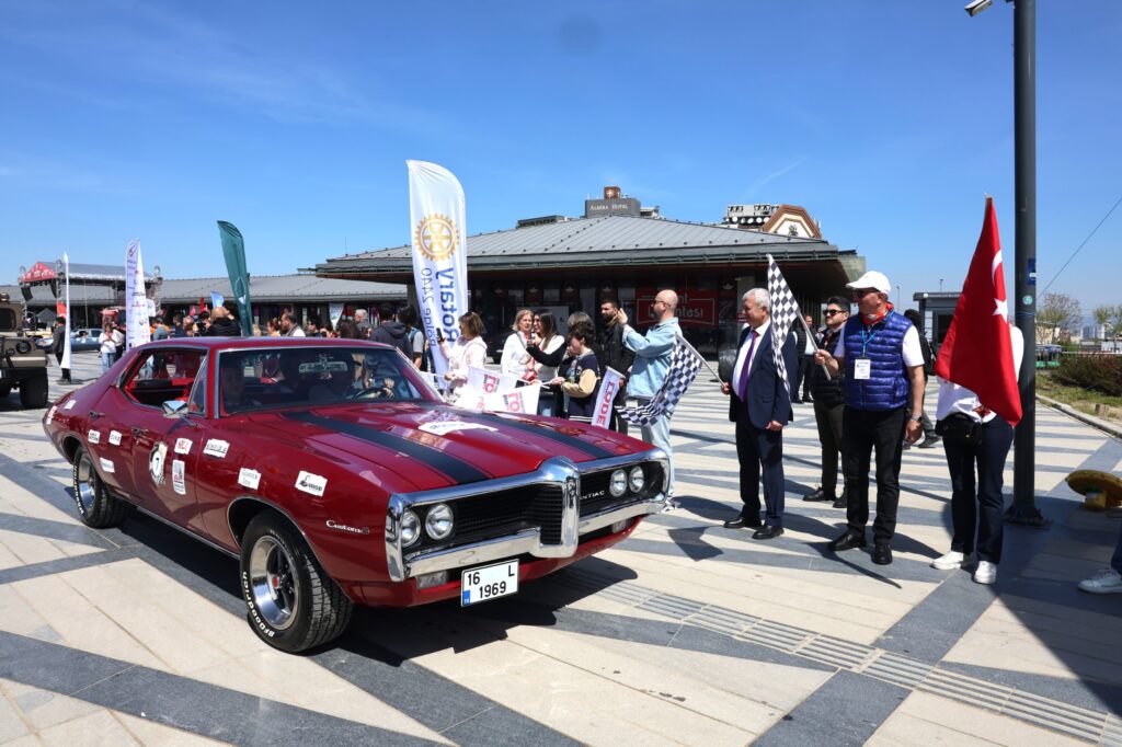 Nostaljik konvoy şehri selamladı