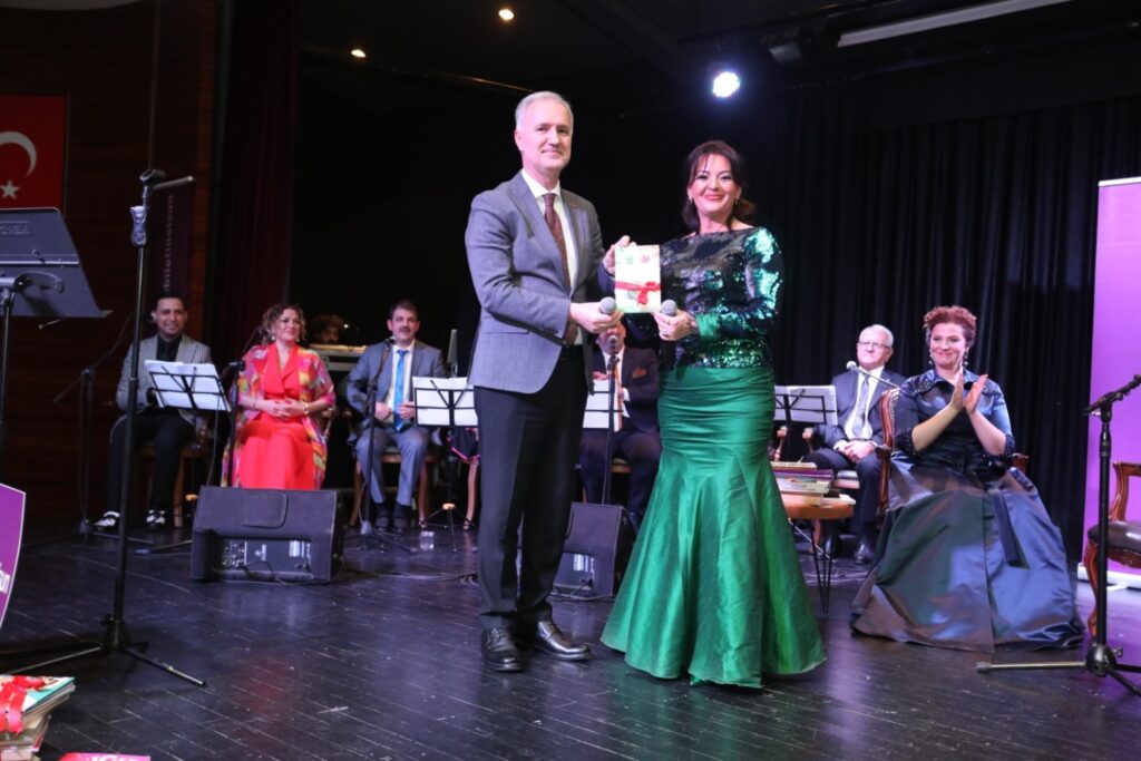 Okullara dev kitap desteği