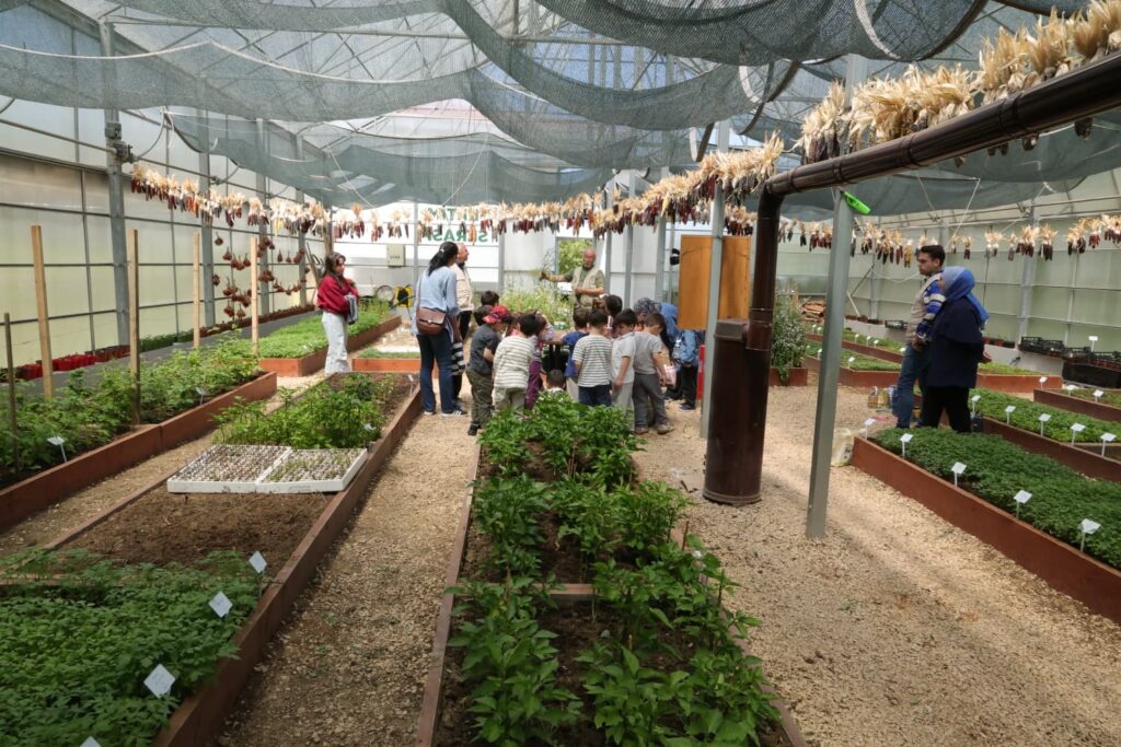 Çocuklar üretimi yerinde öğreniyor