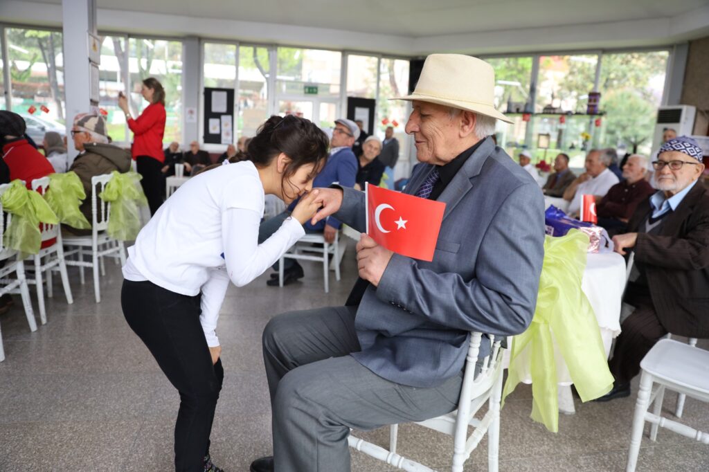 Kuşaklar arasında sevgi köprüsü