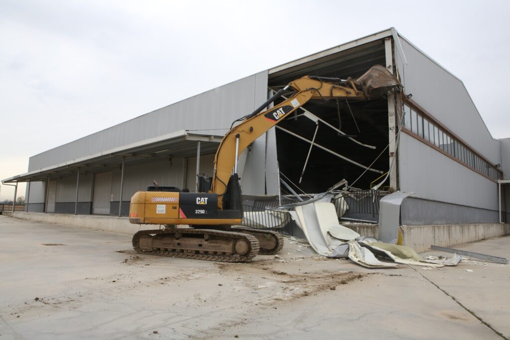 Kaçak depoya belediye darbesi