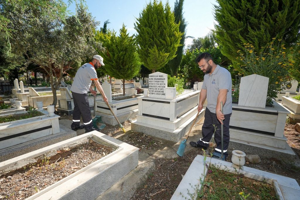 Gaziemir’de Kurban Bayramı öncesi cami ve mezarlıklarda temizlik seferberliği