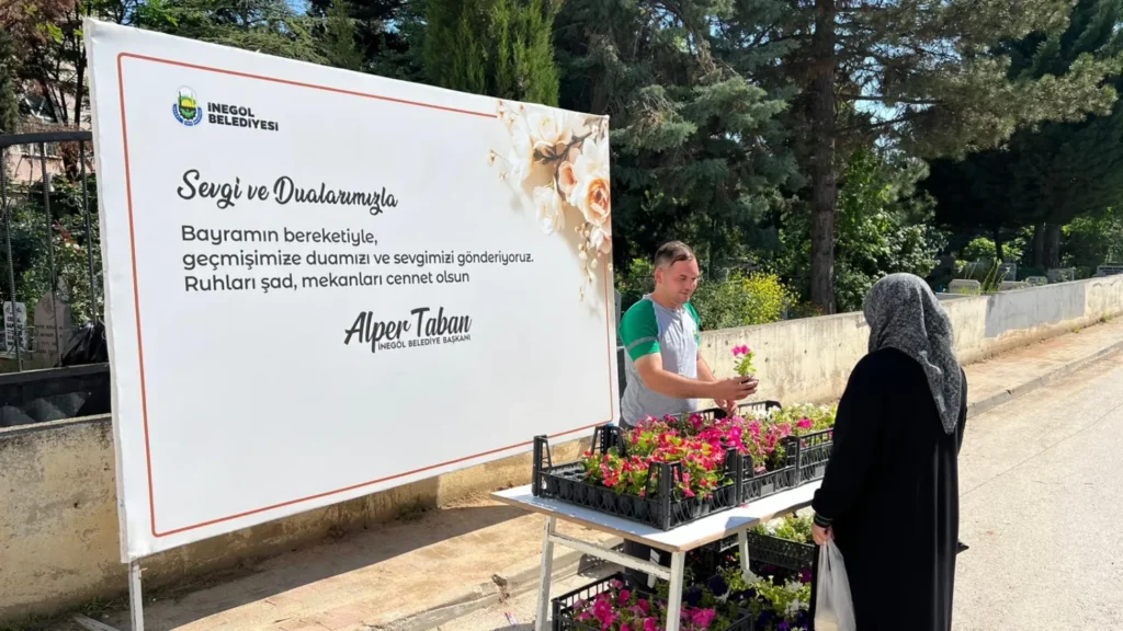 İnegöl Belediyesi binlerce çiçek dağıttı