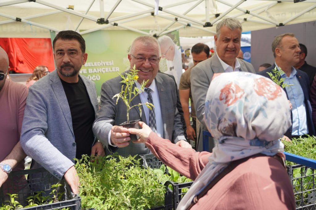 Edremit Belediyesi’nden Ücretsiz Ata Tohumu Fide Dağıtımı