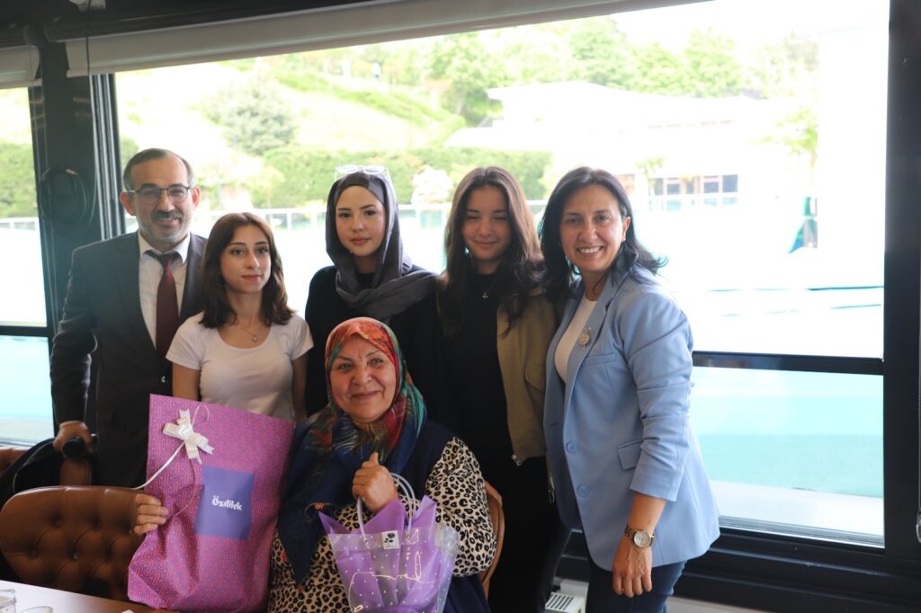 Gençlerden anneler günü sürprizi