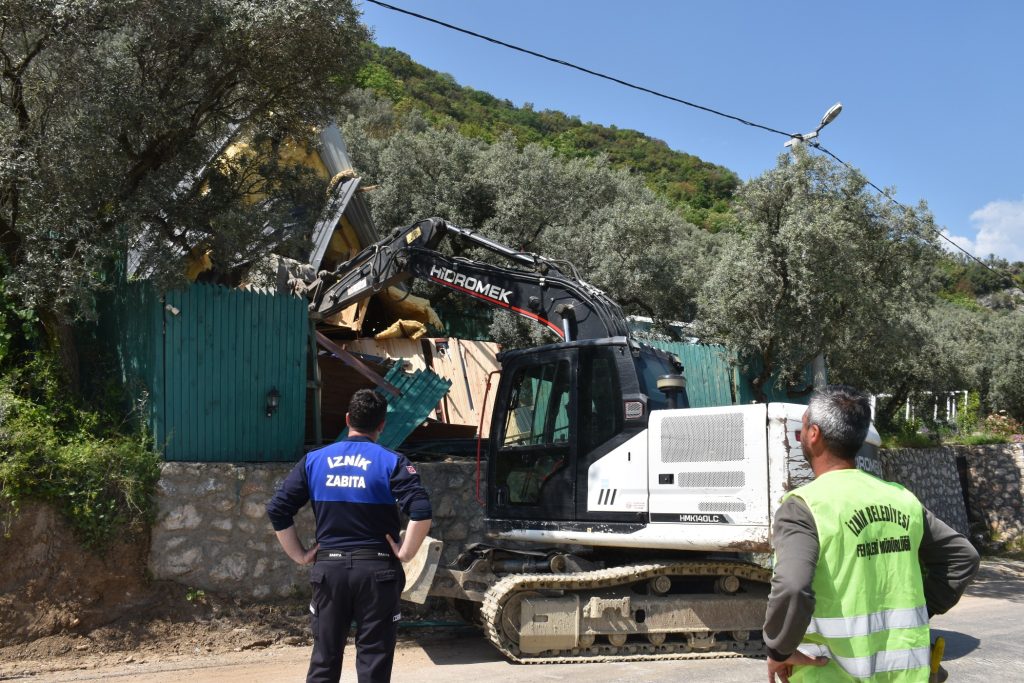 İznik’te kaçak yapılar yıkılıyor