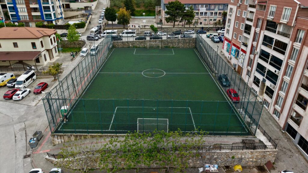 Gemlik’te halı sahalar yenilendi
