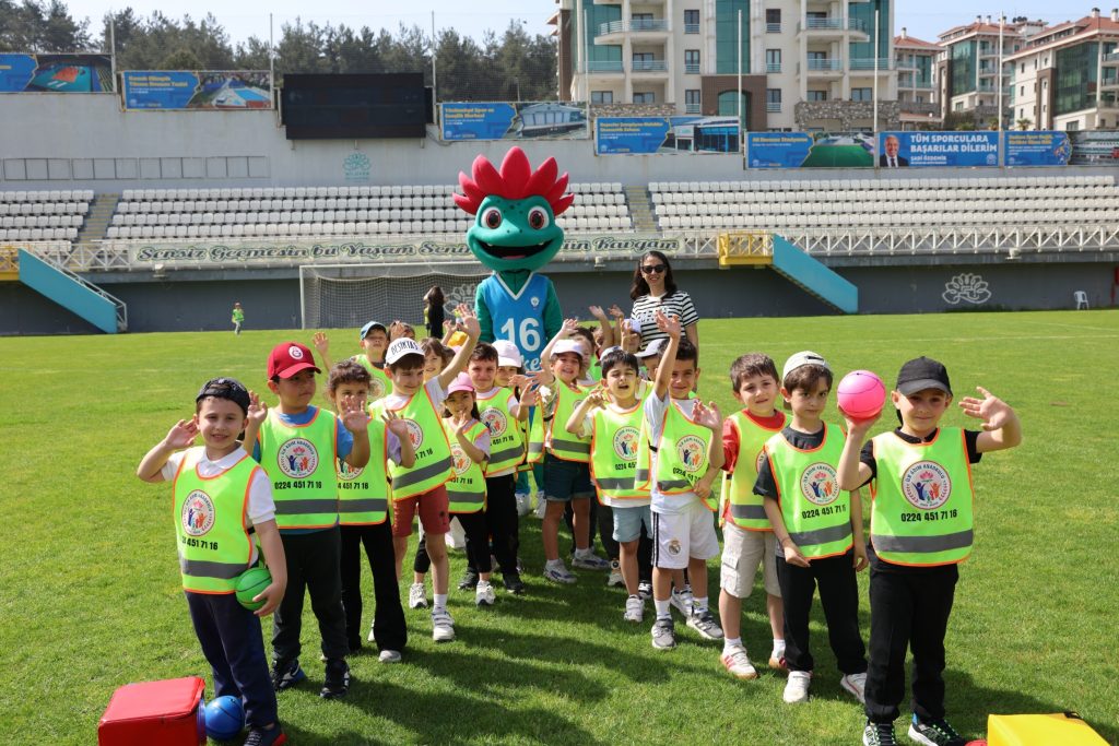 Miniklerin spor şenliği heyecanı