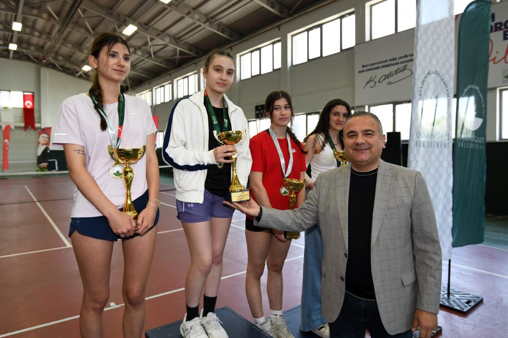 Genç raketler kortta buluştu