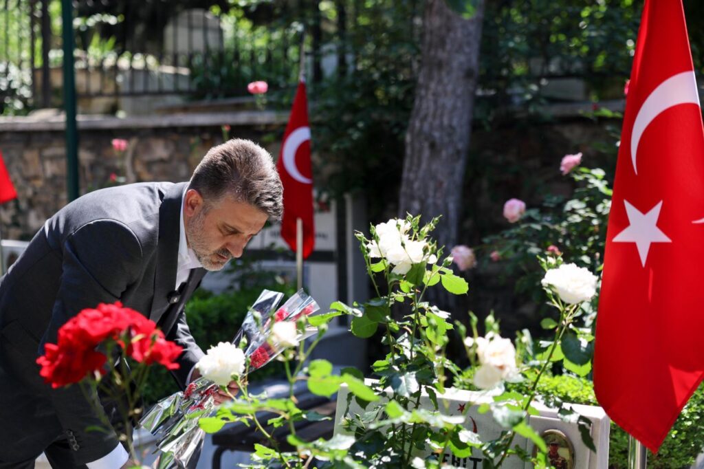 Şehitlikte duygusal bayram ziyareti