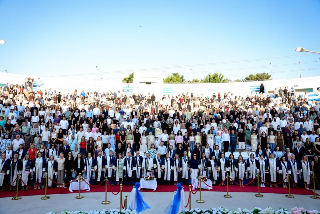 DEÜ Hemşirelik Fakültesi’nde Mezuniyet Coşkusu
