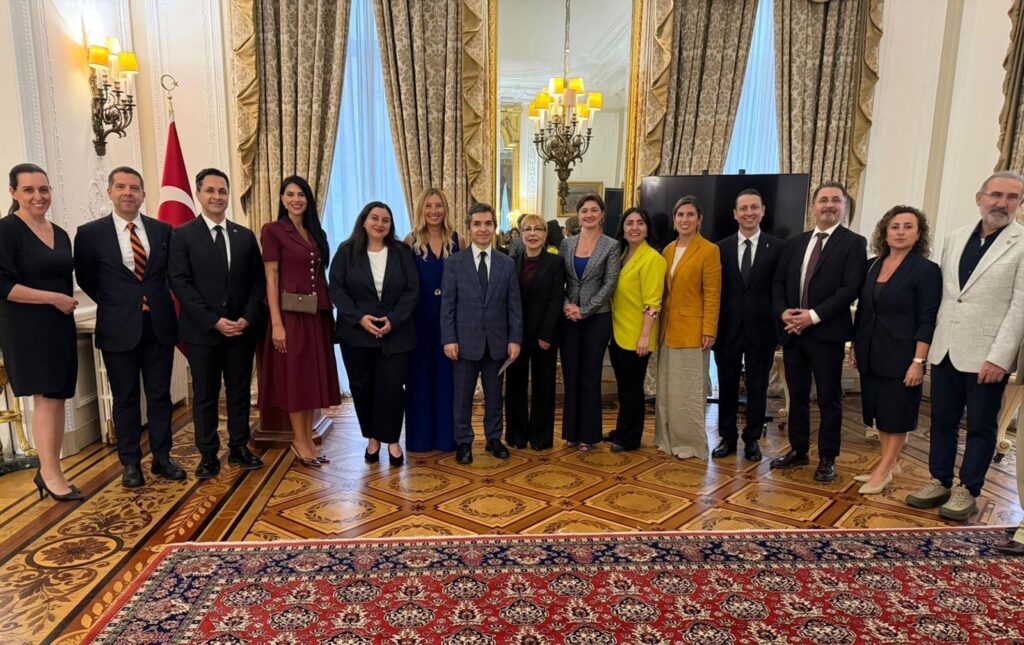 Girişimci kadınlar için İngiltere ile ticaret köprüleri kuruldu TÜRKONFED ve Türkiye İş Bankası’ndan Londra’da girişimcilik diplomasisi  Türk İş Dünyası Konfederasyonu (TÜRKONFED) ve Türkiye İş Bankası iş birliğiyle yürütülen Girişimde Kadın Gücü Projesi kapsamında girişimci kadınlar Londra’daki iş ve girişimcilik çevreleriyle buluşturuldu. İki kurumun temsilcilerinin de bulunduğu heyet; kamu kurumları, parlamento temsilcileri, finans, teknoloji, inovasyon ve iş dünyasından isimlerle görüştü. Ziyaretle yeni ticaret köprüleri kurulması, uluslararası iş birliklerinin geliştirilmesi ve  Türkiye-İngiltere ilişkilerine katkı sunulması hedeflendi.  Türkiye’nin Londra Büyükelçiliği ev sahipliğinde bir resepsiyonun da düzenlendiği ziyaret programına ilişkin değerlendirmede bulunan TÜRKONFED Yönetim Kurulu Başkan Yardımcısı ve İş Dünyasında Kadın Komisyonu Başkanı Prof. Dr. Yasemin Açık, belirsizlik ve kırılmalar çağında kadınların güçlenmesinin Türkiye için bir zorunluluk olduğunu söyledi. İş Bankası KOBİ ve İşletme Bankacılığı Pazarlama Müdürü Özge Küllah Kurtuluş ise sürdürülebilir kalkınmanın temel anahtarının, kadın işletmelerin ekonomiye katılımı ve kadın  istihdamının artırılması olduğunu ifade etti.  Girişimci kadınların değişen ve dijitalleşen dünyada iş geliştirme süreçlerine daha hızlı ayak uydurmalarına destek olmak amacıyla 2021 yılında Türk İş Dünyası Konfederasyonu (TÜRKONFED) yürütücülüğünde, Türkiye İş Bankası desteği ile başlatılan Girişimde Kadın Gücü Projesi kapsamında İngiltere’nin başkenti Londra’ya bir ziyaret gerçekleştirildi. Ziyarette TÜRKONFED ve Türkiye İş Bankası heyeti ile birlikte programın geçtiğimiz aylarda tamamlanan ikinci fazını başarıyla bitiren Tufetto Kurucu Ortağı ve CEO’su Alev Akarsu, Muntazam Design’ın Kurucusu Ezgi Tokbaylar İlgüy ve Posamas’ın Kurucusu Hande Güventürk de yer aldı. Finans, ekonomi ve siyaset dünyasıyla stratejik temaslar Ziyaret programının ilk gününde Birleşik Krallık Hazinesi'ne bağlı İhracat Finansmanı (UKEF) Küresel Müşteri ve İş Geliştirme Başkanı Vomic Nur Shah, Birleşik Krallık’ın Türkiye Özel Temsilcisi ve Cambridge Milletvekili Daniel Zeichner, Dışişleri, İngiliz Milletler Topluluğu ve Kalkınma Bakanlığı (FCDO) Avrupa Direktörü Kirsty Hayes ve Tüm Partiler Parlamento Grubu Uluslararası Ticaret ve Yatırım Başkan Yardımcısı Barones Arlene Foster ile bir araya gelen heyet; iki ülke arasında devam eden Serbest Ticaret Anlaşması (STA) müzakerelerini, üçüncü ülkelerde iş birliğini, yeni finansman ürünlerini ve KOBİ'lerin dijital-yeşil dönüşüm süreçlerini masaya yatırdı. Programın teknoloji ve finans ayağında ise TheCityUK EMEA Bölgesi Direktör Yardımcısı Chika Muorah ve TechUK CEO’su Julian David OBE ile görüşülerek yapay zeka adaptasyonu, bulut teknolojileri ve finansal hizmetler alanındaki ortaklık fırsatları değerlendirildi.  Büyükelçilik Rezidansı’nda özel resepsiyon Yoğun geçen temasların ardından, TÜRKONFED ve İşbank UK ev sahipliğinde Türkiye’nin Londra Büyükelçiliği Rezidansı’nda özel bir resepsiyon düzenlendi. Türkiye’nin Londra Büyükelçisi Osman Koray Ertaş, Londra Menkul Kıymetler Borsası Uluslararası Birincil Pazarlar Başkanı Tom Attenborough ve Birleşik Krallık Başbakanlık Yatırım Ofisi’nden Neil Cosgrove’un konuşmacı olarak yer aldığı davette, Türk ve İngiliz iş dünyası temsilcileri ticari ilişkileri derinleştirme kararlılığını vurguladı. Prof. Dr. Yasemin Açık: “Kadınların iş gücüne katılımı %40’ın üzerine çıkmalı” TÜRKONFED Yönetim Kurulu Başkan Yardımcısı ve İş Dünyasında Kadın Komisyonu Başkanı Prof. Dr. Yasemin Açık, resepsiyonda yaptığı konuşmada Girişimde Kadın Gücü projesinin uluslararası iş birliği köprülerini sağlamlaştırdığını vurgulayarak, “Belirsizlik ve kırılmalar çağında, nüfusumuzun ve yetenek havuzumuzun yarısının potansiyelini tam olarak ekonomiye kazandıramamak, sürdürülebilir kalkınma hedeflerimizle bağdaşmaz. Kadının güçlenmesi, Türkiye için bir tercih değil, bir zorunluluktur. Ülkemizin Kalkınma Planı hedefi, kadınların iş gücüne katılım oranını 2028 yılında %40’ın üzerine çıkarmaktır. Bizler de iş dünyası ve sivil toplum kaslarımızla bu hedefe elimizden gelen katkıyı sunmaya kararlıyız” dedi. “Girişimci kadınlar ülkemizin rekabetçiliğini dünyaya gösterebilir” Ziyarete ilişkin bir değerlendirmede de bulunan Prof. Dr. Açık şöyle devam etti; “Londra’da kamu kurumları, parlamenter gruplar, inovasyon, teknoloji, finans ve KOBİ ekosisteminde faaliyet gösteren kuruluşlarla gerçekleştirdiğimiz görüşmeler, girişimci kadınlara yeni bilgiler ve bakış açıları kazandırıyor. Bu deneyimler; teknoloji, ihracat, finansmana erişim, yeşil ve dijital dönüşüm alanlarında gelişmelerine katkı sağlayacak. Aynı zamanda yeni pazarlara açılmalarına ve küresel ölçekte daha rekabetçi hale gelmelerine de yardımcı olacak. Girişimci kadınlar uluslararası pazarlarda daha görünür hale geldiklerinde, bireysel başarı hikayelerinin ötesine geçerek ülkemizin üretim kapasitesini, inovasyon gücünü ve rekabetçiliğini de dünyaya gösterecektir.” Özge Küllah Kurtuluş: “Girişimci kadınların güçlenmesi için bütüncül bir yaklaşım benimsiyoruz” İş Bankası KOBİ ve İşletme Bankacılığı Pazarlama Müdürü Özge Küllah Kurtuluş, sürdürülebilir kalkınmanın temel anahtarının kadın işletmelerinin ekonomiye katılımı ve kadın istihdamının artırılması olduğunu söyledi. Bu anlayışla 8 Mart 2023 tarihinde “Kadının Güçlenmesi Bildirgesi”ni yayınladıklarını ifade eden Kurtuluş, “Bu bildirge ile girişimci kadınlara 5 yıl içerisinde 100 milyar TL finansman sağlama ve 15 bin kadına finansal okuryazarlık eğitimi verme taahhüdünde bulunmuştuk. Finansman hedefini, 5 yıl olmadan önce 2025 yılının ilk yarısında gerçekleştirdik ve taahhüdümüzü 2028 yıl sonuna kadar 250 milyar TL’ye yükselttik. Girişimci kadınlara finansal okuryazarlık eğitimi verilmesi taahhüdümüzün ise 3 yıl içerisinde %68’ini tamamladık. Girişimci kadınların güçlenmesine yönelik finansal ve eğitim desteğini içeren bu bütünsel yaklaşım, kadınların ekonomik hayattaki varlığını güçlendirmeyi stratejik bir öncelik olarak ele aldığımızın önemli, somut bir göstergesi” diye konuştu. “Girişimde Kadın Gücü Projesi, kadın erkek eşitliğine duyarlı perspektifin iş dünyasında yaygınlaşmasına katkı sağlıyor” Ziyarette, Girişimde Kadın Gücü Projesi ile bugüne kadar 12 binin üzerinde girişimci kadına doğrudan ulaştıklarını vurgulayan Kurtuluş, 2026-2027 yıllarını kapsayan projenin üçüncü fazında 7.500 girişimci kadına daha ulaşmayı hedeflediklerini, bu süreçte 120 girişimci kadına mentörlük  desteği ve iş geliştirme ödülleri sunarak da girişimci kadın ekosisteminin güçlendirilmesini planladıklarını söyledi. Yapay zeka ve küresel yatırım fırsatları değerlendirildi Ziyaretin ikinci gününde Birleşik Krallık Küçük İşletmeler Federasyonu (FSB) Uluslararası İlişkiler Direktörü Lucy Monks, Tüm Partiler Parlamento Grubu (APPG) İnovasyon, Girişimler ve KOBİ Sekreteryası adına Giles Roca, Paul Stockall, Alex Brooeks ve Birleşik Krallık Üreticiler Derneği (MakeUK) Yönetim Kurulu Başkanı Lord Harrington ile bir araya gelen heyet; STA müzakerelerini, KOBİ'lerin dijital-yeşil dönüşüm süreçlerini ve imalat sanayisinde üçüncü ülkelerle ortak iş birliği fırsatlarını masaya yatırdı. Programın teknoloji, girişim sermayesi ve inovasyon odağında ise Future Planet Capital Yönetim Kurulu Başkanı Douglas Hansen‑Luke ve EdenBase Yönetim Kurulu Başkanı Eric Van der Kleij ile görüşülerek; yapay zeka adaptasyonu, derin teknoloji yatırımları, kuantum bilgisayarların ticarileştirilmesi ve Türk girişimcilerin uluslararası sermayeye erişim imkanları değerlendirildi. 2027 yılı sonuna kadar yaklaşık 20 bin girişimci kadına ulaşılması hedefleniyor 2021 yılından bu yana 12 binden fazla kadının eğitim aldığı Girişimde Kadın Gücü Projesi kapsamında ayrıca 149 girişimci kadına mentörlük, 40 girişimci kadına toplam 3 milyon TL tutarında sıfır faizli kredi desteği, 26 girişimci kadına iş geliştirme desteği verildi. Projenin 2026- 2027 yıllarını kapsayan iki yıllık yeni döneminde; çevrim içi ve yüz yüze eğitimler, saha etkinlikleri ve dijital platformlar aracılığıyla toplam 7.500 girişimci ve girişimci adayı kadına daha erişim sağlanacak. 120 girişimci kadına, her yıl 6 ay süreyle mentörlük desteği verilecek. Bu programa katılan girişimciler arasından jüri tarafından başarılı bulunan 60 girişimci kadına ise iş geliştirme ödülü verilecek.  TÜRKONFED Hakkında: Çatısı altında 31 federasyon ve ulusal-uluslararası 340 üye dernek üzerinden 100 bini aşkın şirket yer alan TÜRKONFED, üye tabanı ile toplam (enerji dışı) dış ticaretin %83'ünü, tarım ve kamu dışı kayıtlı istihdamın yaklaşık %55’ini sağlamaktadır. İstanbul, Batı Anadolu, Marmara ve İç Anadolu, Trakya, Batı Karadeniz, Orta Karadeniz, Orta Anadolu, Kuzey Anadolu, Doğu Karadeniz, İç Anadolu, Güney Ege, Doğu Marmara, Batı Akdeniz, Doğu Akdeniz, Güney Marmara, Çukurova, Kuzey Marmara, Doğu ve Güneydoğu Anadolu, Güneydoğu, Zafer, İpekyolu, Kapadokya, Mevlana, Doğu, Serhat, Dicle ve Fırat Sanayici ve İş İnsanları Federasyonu’nun yanı sıra Sektörel Dernekler Federasyonu, Yapı Ürünleri Üreticileri Federasyonu, Ev ve Mutfak Eşyaları Federasyonu, Plastik Sanayicileri Federasyonu ve Serbest Mimarlar Dernekleri Federasyonu da TÜRKONFED’in organizasyon yapısında yer almaktadır. TÜRKONFED, Avrupalı KOBİ’lerin çatı örgütü olan ve 12 milyon firma ve 55 milyon çalışanı temsil eden Avrupa KOBİ Birliği (SMEunited) üyesidir.