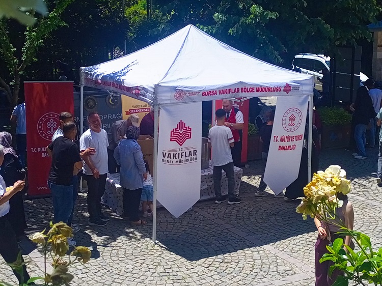 Vakıflar’dan namaz sonrası aşure ikramı