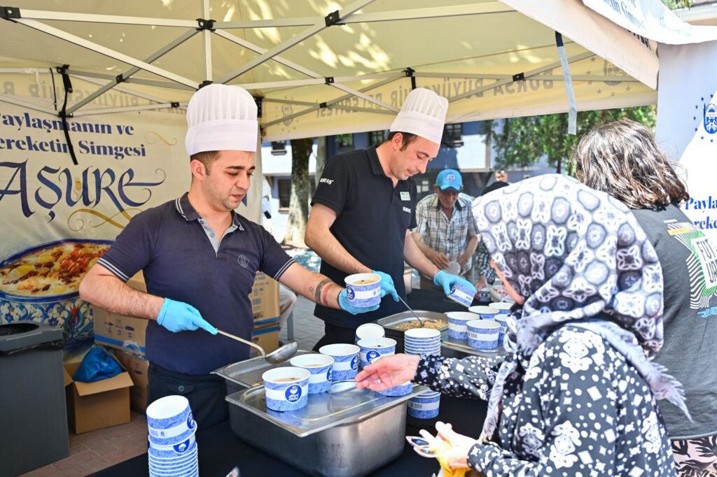 Bursa’da aşure bereketi paylaşılıyor