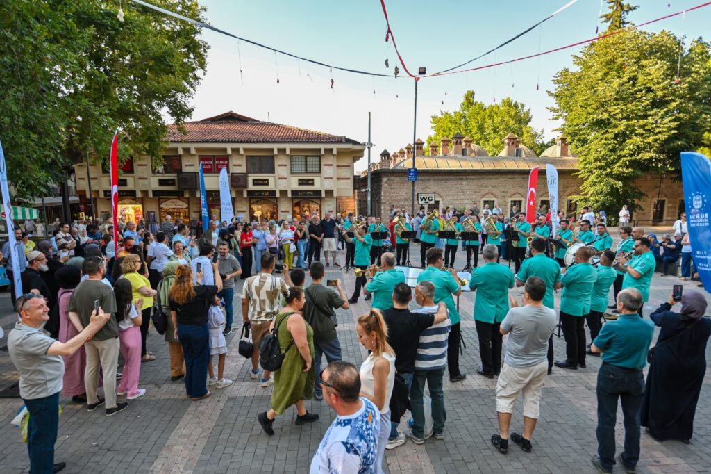 Tarihi parkta bando ziyafeti