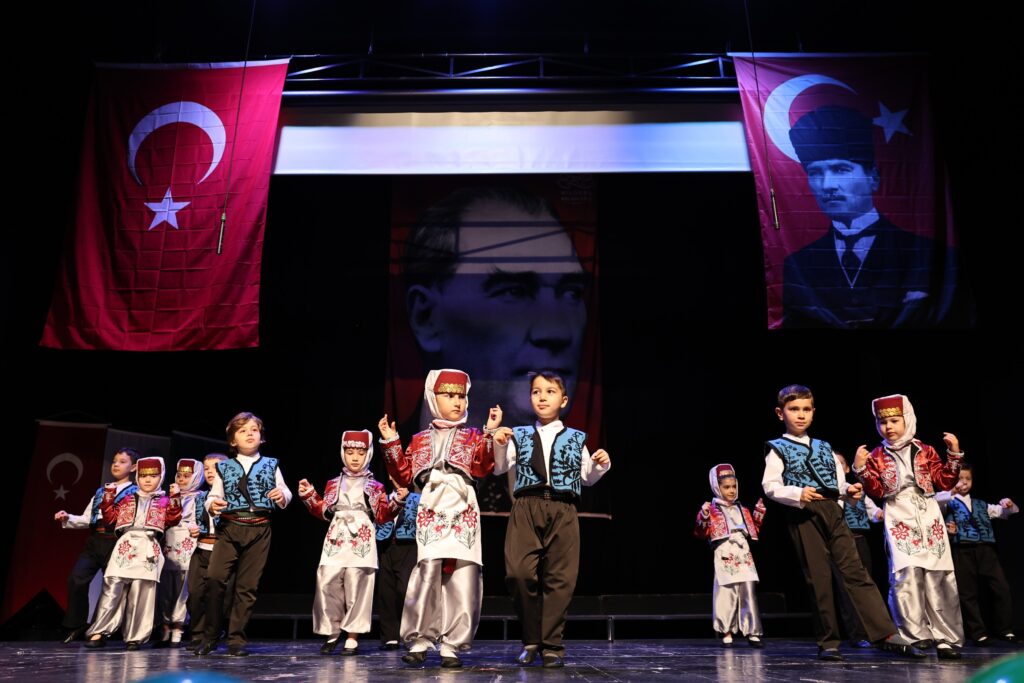 Nilüferli miniklerin mezuniyet sevinci